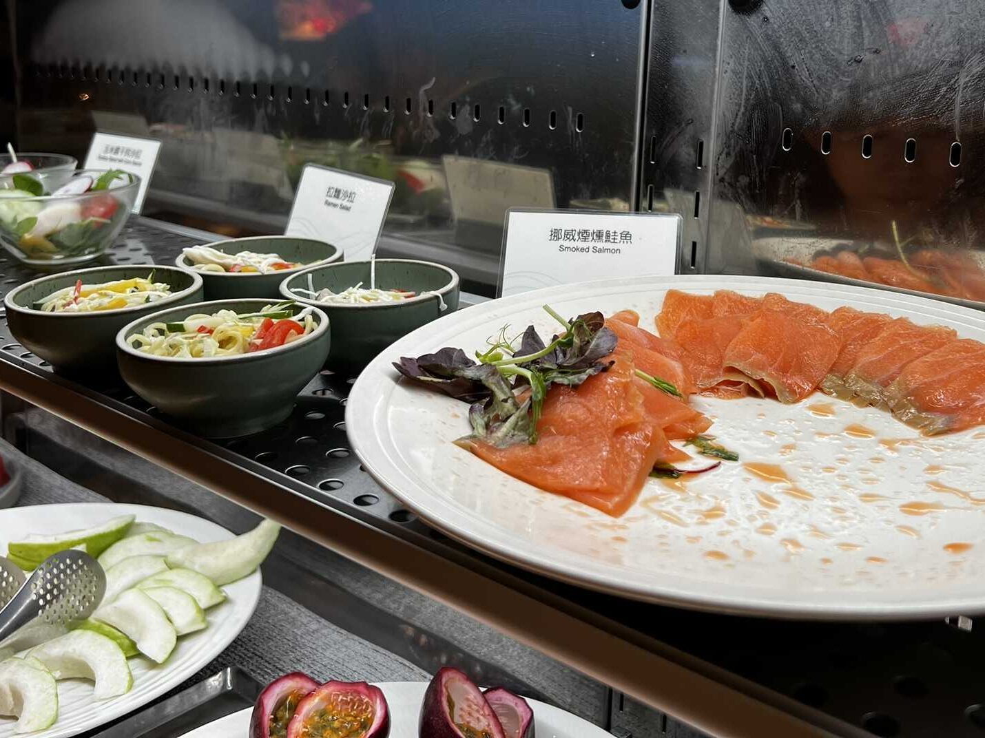 台北老爺大酒店Le Café -冷盤-水果-沙拉-煙燻鮭魚